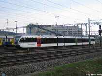 Derweil lautet die Devise; soviele Thurbos wie m�glich im alten Anstrich zu fotografieren... So sieht man hier den RABe 526 760-4 am 11.4.09 in der Unterhaltsanlage Oberwinterthur, im sch�nen alten  4-eggli Lack ...