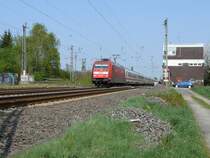 101 020 mit unbek. IC, im Hintergrund ist der F�rderturm der stillgelegte Zechen Gneisenau zu sehen. Do-Derne. 11.04.2009.