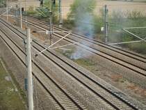 Feuerwehreinsatz an der Rheintalbahn Teil 2: Als ich die Br�cke hochgelaufen bin sah ich schon von weitem Rauch. Fotografiert am 11. April 2009.