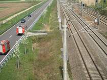 Feuerwehreinsatz an der Rheintalbahn Teil 4: Es dauerte �ber 1,5 Stunden... es kam kein einziger Zug. Ganz tolle Bilanz also: Dampflok verpasst, Strecke gesperrt. Dann kam die Feuerwehr und fuhr die Strecke ab - das Feuer war zu dem Zeitpunkt dann schon aus. Fotografiert am 11. April 2009.