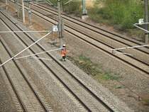 Feuerwehreinsatz an der Rheintalbahn Teil 5: Die �berreste der brennenden Kohle. Der Feuerwehrmann �berschritt alle vier Gleise um nachzusehen, ob alles ok ist. Danach fuhren sie davon. Es dauerte noch �ber 45 Minuten bis der erste Zug wieder fahren konnte. Zu Hause hab ich dann online gesehen, dass jede Menge Z�ge entfallen sind und die meisten �ber 130 Minuten Versp�tung angesammelt hatten. Fotografiert am 11. April 2009.