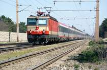 1044 092 f�hrt mit OEC733  Der Warmbaderhof  von Wien S�d nach Villach. St.Egyden, 11.04.2009