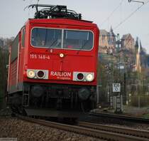 Unterm Marburger Landgrafenschloss (XIX). Weil ich mich �ber die 155 so gefreut hatte, gab's zur Belohnung im Blockabstand gleich die zweite und ein wenig Sonne auf's Schloss. 155 146-4 mit einem ebenfalls kurzen G�terzug Richtung Frankfurt. (07. April 2007, 18:08)