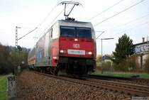 Unterm Marburger Landgrafenschloss (XXI). Jetzt h�tte ich mal ein Weitwinkel haben sollen. Hier kommen die Adler Mannheim auf 101 070-1, werden aber knapp an Mannheim vorbeifahren mit dem IC 2375 nach Karlsruhe. Wenn ich da mal besser aufgepasst h�tte, dann w�re der Nachschuss auch gelungen, denn am Ende fuhr aufgeb�gelt Werbelok 101 034-7 mit. So ein Sandwich habe ich bei dieser IC-Verbindung noch nie gesehen. (07. April 2007, 18:38)
