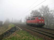 140 218-9 f�hrt am 1.04.09 als Lz durch Hamburg-Moorburg nach Maschen Rbf um dort auf neue Aufgaben zu warten. Im Hintergrund sieht man schon die Umrisse von 185 325-8, die sich im Schritttempo Richtung Rbf Alte S�derelbe zubewegt.