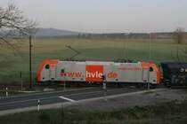 185 641 �berquert den Bahn�bergang der B27 bei Elbingerode/Harz; 15.04.2009