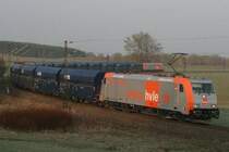185 640 zieht einen Kalkschotterzug vom Kalkwerk Hornberg in Richtung Elbingerode. 185 641 l�uft am zugende nach; 15.04.2009