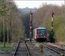 Einfahrt in den Bahnhof Rot am See. Das Bild zeigt eigentlich eine Unstimmigkeit, was ist falsch? 

13.04.2009 (M)
