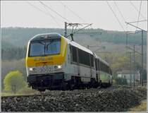 E-Lok 3002 mit einem Corail Wagen in der Zuggarnitur f�hrt am 14.04.09 in Drauffelt an dem ersten zarten Gr�n der B�ume vorbei in Richtung Luxemburg. (Jeanny)
