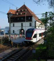 Osterhas (III). Der Nachschuss auf den Osterhas. (Ostermontag 2009, 17:33) — Weil das Konzilge�ude so prominent auf dem Bild ist, hier einen ultrakurzen Abriss seiner Bedeutung. Es wurde 1188 als Getreidespeicher gebaut und pr�gt seither dominierend das Stadtbild. Das Konzil von Konstanz (1414−1418) fand zwar im M�nster Konstanz statt. Aber das Konklave, die Papstwahl, wurde im Konzilgeb�ude durchgef�hrt. Die besondere Bedeutung dieser Papstwahl war die Beendigung des Schismas der katholischen Kirche, also nicht mehr oder weniger als die Spaltung des Okzidents/Abendlandes. 3 amtierende und sich st�ndig streitende P�pste in Rom, Pisa und Avignon wurden abgesetzt und Otto von Colonna zum Papst gew�hlt. Angeblich floh er umgehend aus Konstanz, aus Angst vor der folgenden Herkulesaufgabe. Dennoch wurde er in der direkten Umgebung von Konstanz aufgegriffen und bald danach zum Papst Martin V. ernannt. Mit dem Seehas w�re er bestimmt weiter gekommen, mindestens bis nach Engen. 