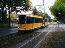 Eine Begegnung von zwei Stadtbahnwagen M der M�lheimer Verkehrsgesellschaft auf der Zeppelinstra�e in M�lheim (Ruhr) am 7. Oktober 2008.