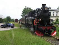 Schnell und langsam: Ein Opel Tigra (meine ehemalige PKW) und Dampflok 1916 der Angelner Dampfeisenbahn mit Dampfzug Kappeln-S�derbrarup bei Scheggerott am 24-6-2007. 