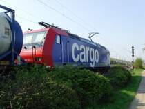 Re 482 031-2 steht mit ihrem Containerzug vor Signal 83 kurz vor dem Abzweig der G�terumgehungsbahn in Leutersbeg. 15.04.09