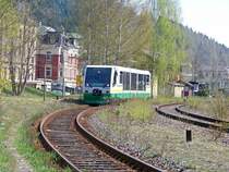 VT46 als VIA/VBG83144 in Klingenthal (Bhf.), 15.4.09. (Gru� an den Tf!)