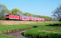 112 133-4 kommt hier mit dem RE2 aus Cottbus nach Wittenberge angebraust. Aufnahmeort liegt zwischen Raddusch und L�bbenau/Spreewald. 13.04.2009