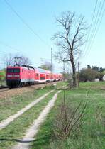 Hier mal etwas anderes. Mal die Natur mit dem RE2 nach Cottbus verbunden. Hier kurz vor der Einfahrt in den Bahnhof von Raddusch. Als Lok dient 112 133-4. 13.04.2009 
