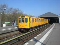 Berlin: Die U1 nach U-Bahnhof Uhlandstra�e im U-Bahnhof Hallesches Tor.