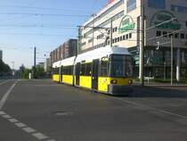 Berlin: Stra�enbahnlinie M5 nach S-Bahnhof Hackescher Markt an der Haltestelle Hohensch�nhausen Prerower Platz.