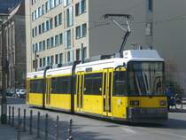 Berlin: Stra�enbahnlinie 12 nach Wei�ensee Pasedagplatz an der Haltestelle Mitte Am Kupfergraben.