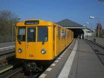 Berlin: Die U1 nach S+U Bahnhof Warschauer Stra�e im U-Bahnhof Hallesches Tor.