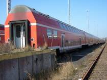 Neben zahlreichen Loks und IC-Wagen sind auch Doppelstockwagen in Mukran abgestellt.Wenige Meter weiter stehen die dazu geh�renden Steuerwagen auch abgestellt.