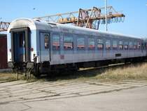 Auch ein in alter Interregio-Farbgebung abgestellter Wagen steht in Mukran.