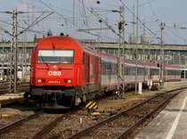 Die 2016 073 am 13.04.2009 in M�nchen Hbf bei der Bereitstellung des RE nach Linz. 