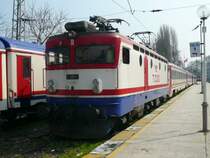 E 5211 mit einem abgestellten Zug aus Thessaloniki am 8.4.2009 in Istanbul Sirkeci
