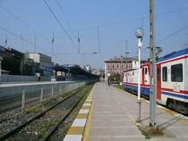 Der Bahnhof Istanbul Sirkeci am 8.4.2009. Die Gleise rechts und Links werden f�r Fernz�ge genutzt und an den etwas h�heren Bahnsteigen fahren die Vorortz�ge. Wenn der Bosporustunnel fertiggestellt ist werden die Vorortz�ge (Banliy� Trenleri) allerdings an unterirdischen Bahnsteigen halten.