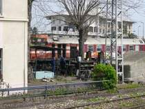 Eine Freiluftwerkstatt am 8.4.2009 am Sirkeci vom Fernbahnsteig aus fotografiert. Dahinter befindet sich ein Abstellbereich f�r Fernverkehrswagen.