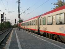 EC 112 von Klagenfurt Hbf mit Kurswagen aus Zagreb nach Frankfurt(Main)Hbf.Am 15.04.09 beim Halt in Bensheim.