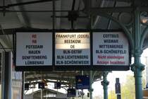 KÖNIGS WUSTERHAUSEN (Landkreis Dahme-Spreewald), 14.04.2009, Zugzielanzeiger im Bahnhof Königs Wusterhausen
