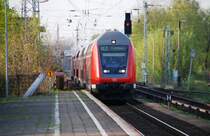 KÖNIGS WUSTERHAUSEN (Landkreis Dahme-Spreewald), 14.04.2009, RE2 nach Cottbus bei der Einfahrt in den Bahnhof Königs Wusterhausen