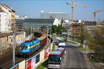 Aufgrund der Sperre im Bf Stadlau waren am 14. April 25 G�terz�ge �ber die Stammstrecke umgeleitet worden, darunter der Schwedenochse (1116.029) mit dem DG 45023 aus Hohenau nach Wien Zvbf. Ich konnte den Ochsen mit dem 45023 bei der Adolf-Blamauer-Gasse zwischen Wien Rennweg & Wien S�dbahnhof (Bstg. 21/22) bildlich festhalten. 14.04.2009