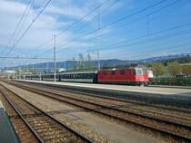 SBB: Ein Entlastungsinterregio Luzern-Z�rich wird am 15.4.09 von der Re 4/4  11209 durch Rotkreuz gezogen, mit Halt. 