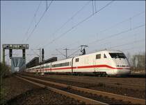 401 056 (9380 5401 056-7 D-DB)  Heppenheim (Bergstra�e)  ist am Abend des 10.04.2009 als ICE 885, Hamburg-Altona - M�nchen Hbf, unterwegs und �berquert die S�derelbbr�cken. Der Triebkopf war an diesem Abend an die Garnitur  Heppenheim (Bergstra�e)  gekuppelt, eigentlich ist 401 056 auf den Namen  Freilassing  getauft.