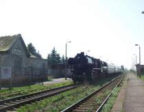 BR 52 8154-8 f�hrt zur Osterrundfahrt durch den Haltepunkt Gro�dalzig nach Leipzig zur�ck 12.04.2009