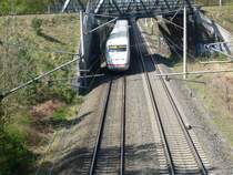 13.04.2009: ICE aus Hannover nach Wolfsburg kurz hinter Gifhorn. Unter der �berf�hrung der Regio-Strecke Braunschweig-Uelzen.