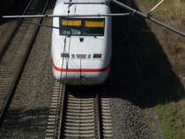 13.04.2009: Der ICE nach Hannover auf der Strecke Hannover-Berlin.
Kurz vor Gifhorn, unter der �berf�hrung der Regio-Strecke Braunschweig-Uelzen.