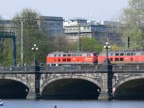 218 379-6 und Schwesterlok ziehen eine Personenzug �ber die Lombardsbr�cke in Hamburg. Dieser Engpass trennt Aussen- von Binnenalster. Aufgenommen am 13/04/2009.