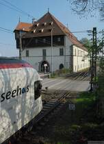 Osterhas (Ib). Seehas vorm Konstanzer Konzilsgeb�ude, encore. (Ostermontag 2009, 17:23) — Noch einmal das gleiche Bild (statt Ia nun Ib). Auf die verschiedenen Anregungen in den Kommentaren hin nunmehr nur leicht beschnitten, das st�rende Sperrsignal ist weg, ein wenig vom Himmel und vom dunklen Bereich. Der Seehas hingegen bleibt bis auf den Fensteransatz weitgehend erhalten. Die dunklen Bereiche sind aufgehellt, ohne Wei� komplett absaufen zu lassen. Vergleich mit Bild 281680. Danke f�r die bisherigen Kommentare. — Man glaubt, das Bild ist durch die �rtlichen Gegebenheiten genau auf eine Variante eingeschr�nkt. An die vielen weiteren Freiheitsgrade hatte ich bis anhin kaum gedacht.