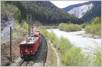 Ge 4/4 I 610  Viamala  f�hrt mit GlacierExpress 900 dem Vorderrhein entlang Richtung Chur bei Versam-Safien. (17.04.2009)