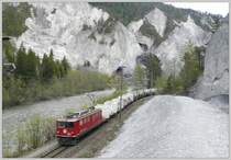 Ge 6/6 II 704  Davos  zieht einen schweren Zementzug bei Versam-Safien Richtung Disentis. (f�r Gotthard Basistunnel Baustelle Sedrun) Ich stehe auf einem Schutzdamm, der die Bahnlinie vor herabfallendem Ger�ll sch�tzt und �ber den der Wanderweg verl�uft. (17.04.2009)