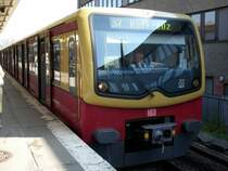 Lokf�hrer vom 481 208 nutzte am 12.April 2009 in Berlin Lichtenberg die Pause um einen schnellen Blick in die Zeitung zuwerfen.