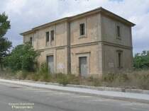 Der Bahnhof Porreras(Strassenseite)an der Strecke St.Maria-Felanitx in den 1980er Jahren.Diese Strecke wurde schon 1964 eingestellt.(Archiv P.Walter)