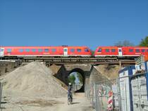 19.04.2009 - an der Strecke Dresden Bautzen wird im Zuge des Baus einer Umgeheungsstra�e in Bautzen eine neue Bahnbr�cke errichtet. Hier �berquert eine 612 Doppeltraktion die Behelfsbr�cke. Man beachte die unterschiedlichen Anschriften an den Triebwagen.