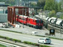 Seit heute morgen rollen die RhB Z�ge �ber die neue Br�cke.Rechts sieht man noch einen Teil der alten Br�cke die �ber 100 Jahre ihren Dienst getan hat.Zizers 20.04.09