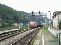 Ein Sonderzug aus Richtung Prag durchf�hrt den Bahnhof Sch�na in Richtung Dresden.
Leider ist das Foto etwas unscharf gelungen.