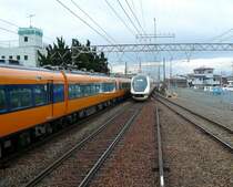 Der Kintetsu-Konzern: Grundfarbe gelb für zuschlagspflichtige Intercityzüge. Hier: Kreuzung zweier Züge in Shiroko,23.Februar 2009.Rechts kommt einer der beiden 6-Wagenzüge Serie 21010 (gebaut 2002),die auch vom Kaiser genutzt werden. Der Kintetsu-Konzern betreibt 582km Bahnlinie (1500V Gleichstrom), das meiste 1435mm Normalspur, daneben rund 159km 1067mm-Spur und 7km 762mm-Spur. 