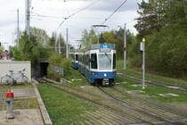 Eine Komposition der Linie 14 bestehend aus dem Be 4/6 2002 und 2310 f�hrt am 17.4.09 in Milchbuck ein.